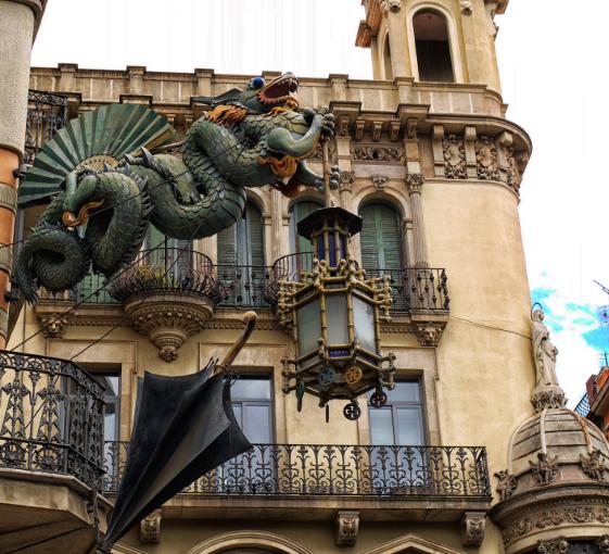 Visite privée en famille autour des légendes des dragons à Barcelone