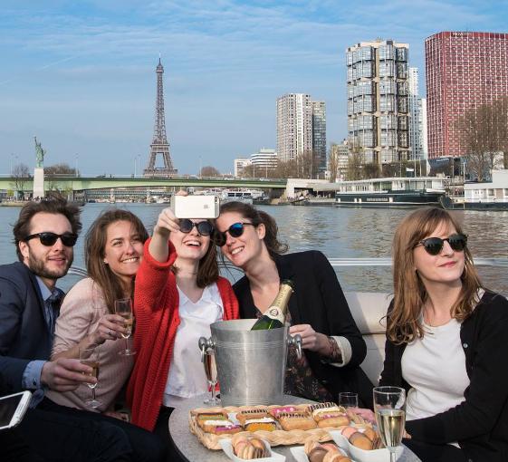 Visite privée en bateau au départ de la Tour Eiffel ou Beaugrenelle à Paris